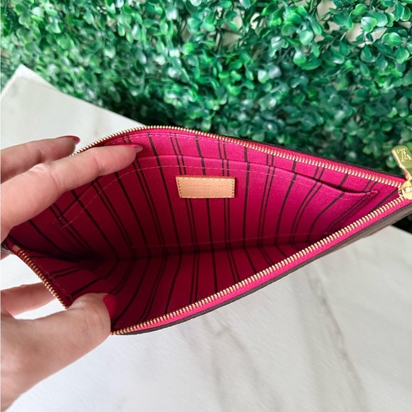 Louis Vuitton Monogram Neverfull Pouch Pink Interior - Picture 7 of 7